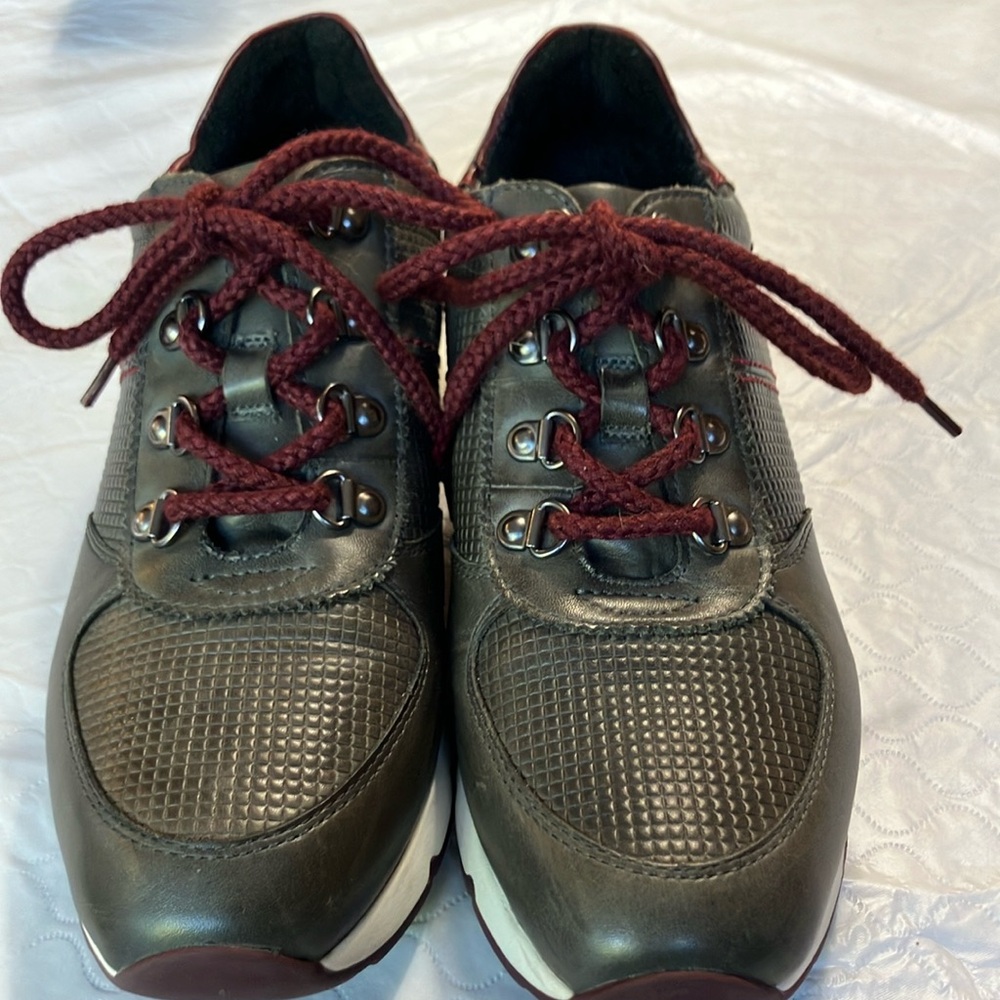 Pikolinos tie up walking shoes
